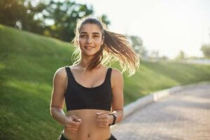 Ragazza che corre. Benefici della corsa.