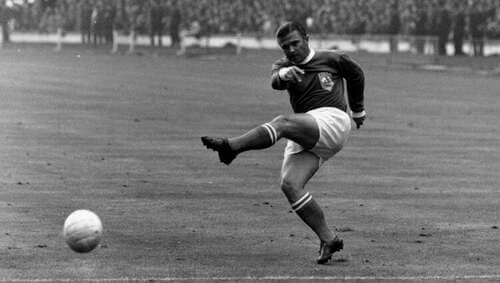 Ferenc Puskas finisce in porta. Migliori calciatori europei.