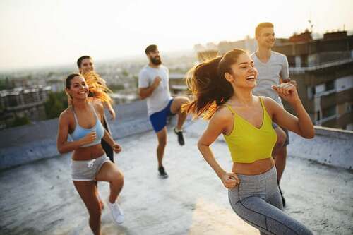 Lezione di aerobica di gruppo su un tetto.