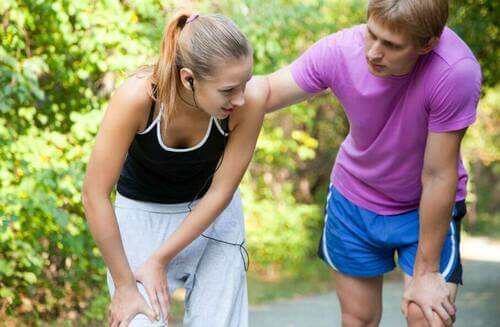 Donna che ha subito uno strappo muscolare.