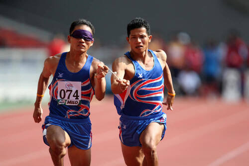 Corsa per atleti non vedenti.