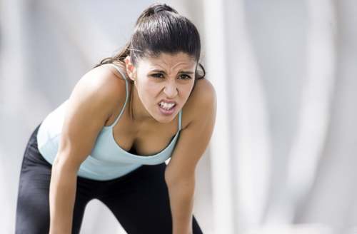 Donna affaticata durante lo sport.