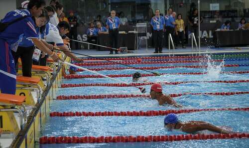 Nuoto per non vedenti.