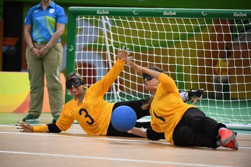 Donne che giocano ad uno sport per ciechi.
