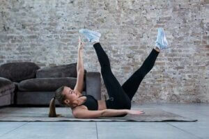 Donna che fa dead bug.