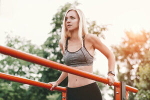 3 esercizi per rafforzare i tricipiti senza attrezzi