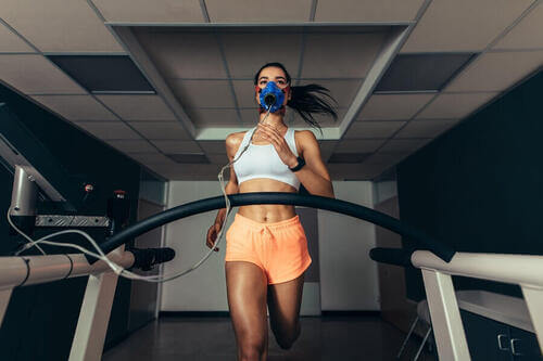 Ragazza che corre con la maschera.