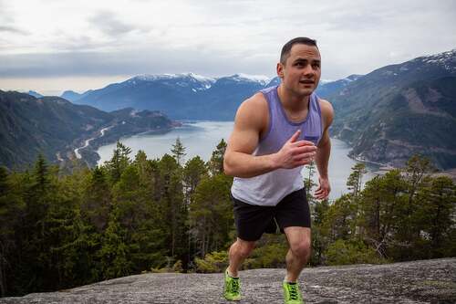 Uomo che fa trail running.