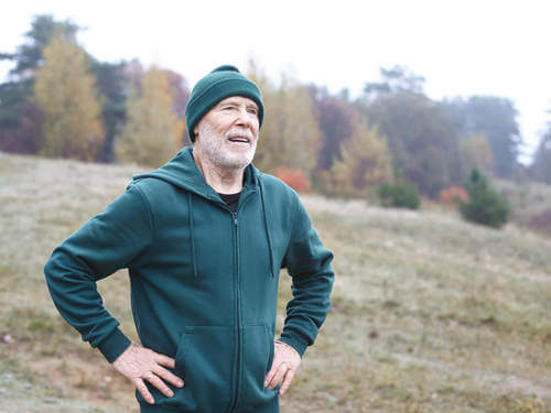 Uomo anziano che applica la tecnica di respirazione per la corsa.