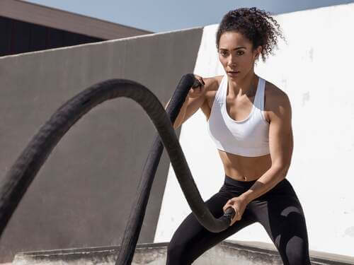 Donna che si allena con le corde.