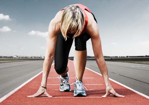 Donna su una pista da corsa.