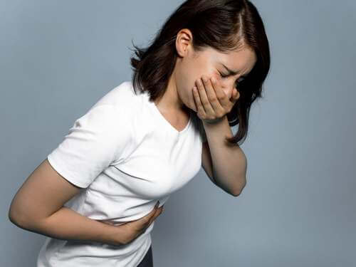 Donna che sta per vomitare.