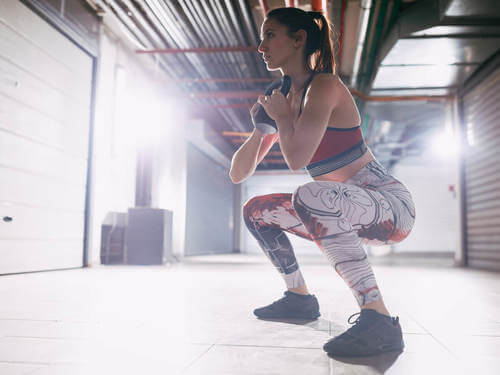 Donna che fa un esercizio per i glutei.