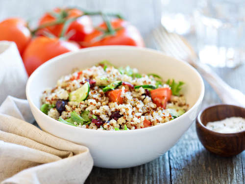 Insalata con quinoa, pomodoro e altre verdure.