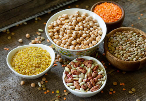 Diverse ciotole di legumi.