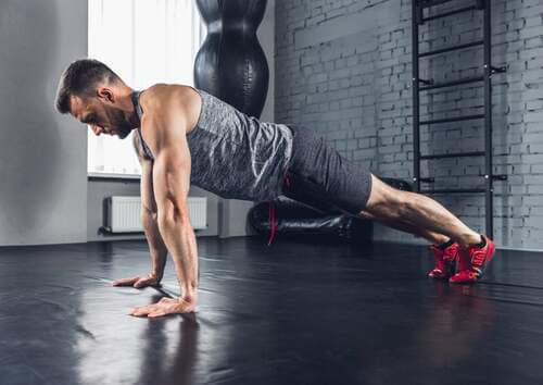 Uomo che fa una flessione.