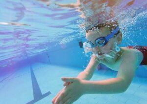 Vantaggi degli esercizi in acqua per i bambini