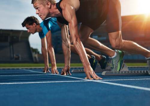 Atleti che si preparano per una gara di atletica leggera.