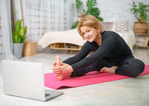 Signora anziana mentre fa stretching.