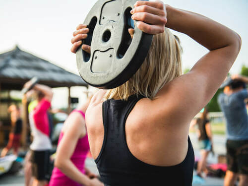 Esercizio aerobico con il disco per allenare i tricipiti.