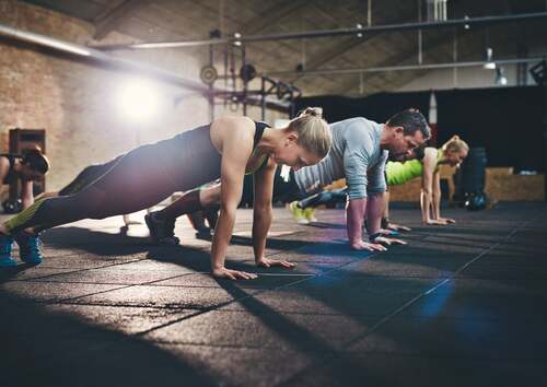 Gruppo di persone che fanno flessioni.