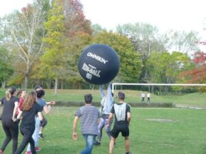 Come si gioca a kin ball? Regole e storia di questo divertente sport
