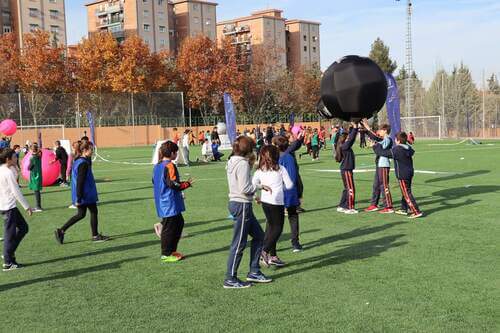 Bambini che giocano a kin ball.