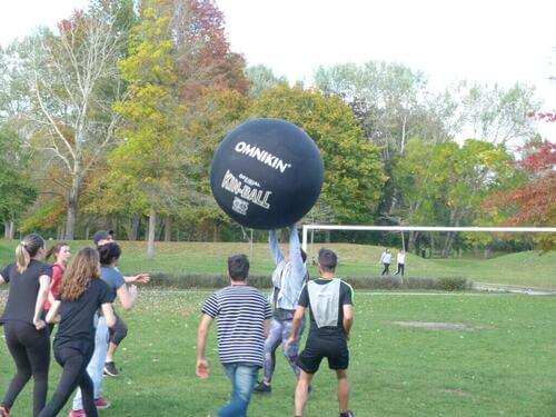 Come si gioca a kin ball? Regole e storia di questo divertente sport