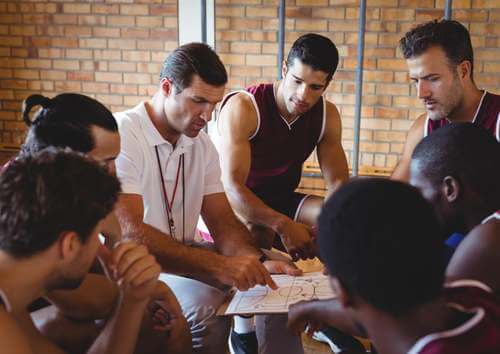 Allenatore di una sqadra di basket che sprona a migliorare per vincere.