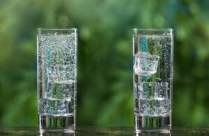 Due bicchieri di acqua frizzante.