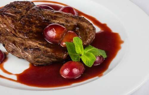 La carne è un alimento ricco di ferro.