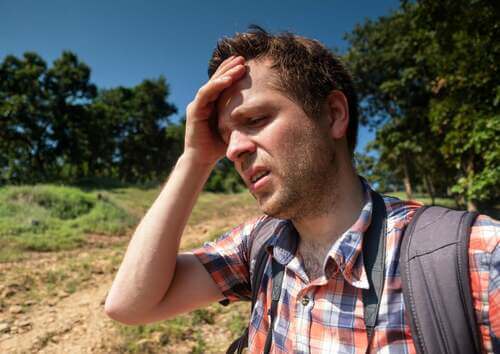 Uomo che sente caldo durante lo sport.
