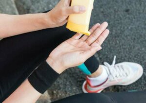 10 consigli per prendersi cura della pelle durante lo sport