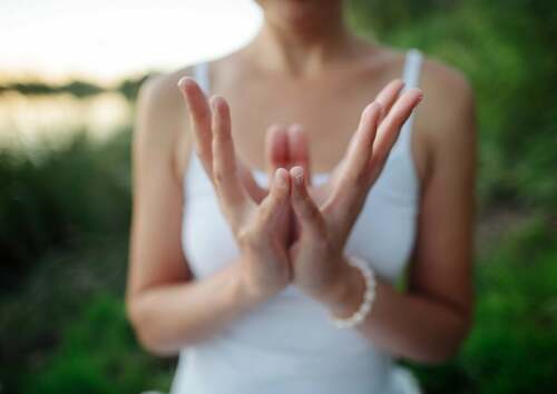 Ragazza che congiunge le dita.