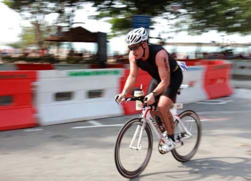 Uomo che partecipa ad una gara in bicicletta.