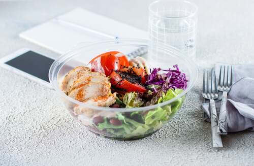 Piatto sano a base di pollo e insalata.