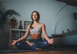 ragazza che fa yoga.