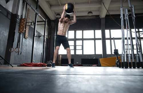 Uomo che lancia la palla medica.