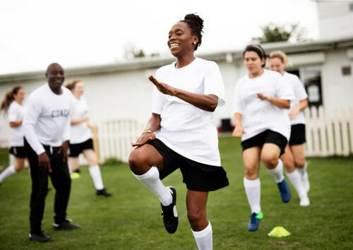 Squadra di calcio femminile in fase di riscaldamento.