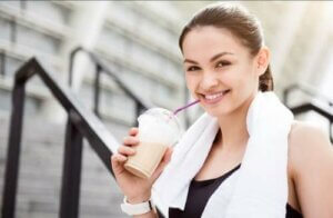 Ragazza che beve un caffè dopo lo sport.