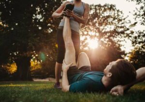 Coppia che si allena nel parco.