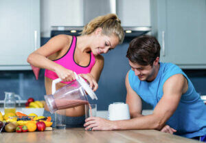 Coppia che beve un frullato di proteine.