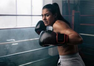 Donna che gioca a boxe.