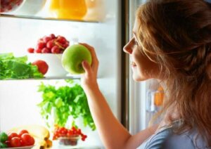 Ragazza che mangia della frutta.