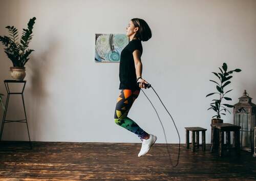 Ragazza che salta la corda.