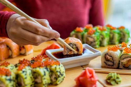 Sushi con salsa di soia.